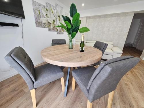 Au Mboa Appartement 2 Chambres au Coeur de Conflans Hotel in Île-de-France