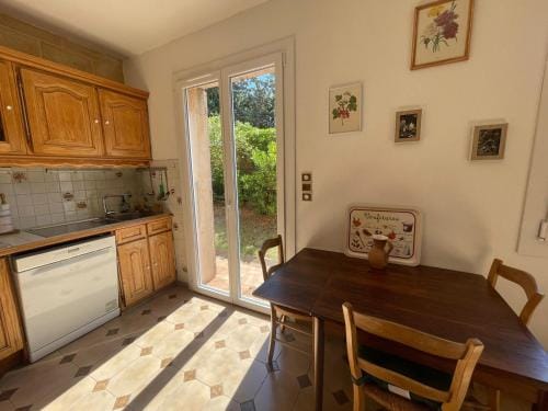 Maison renovee avec terrasse privative et jardin au centre de Gemenos Hotel in Gémenos