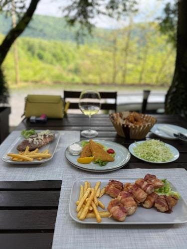 Restoran Lisine - Resavska pecina Hostel in Serbia