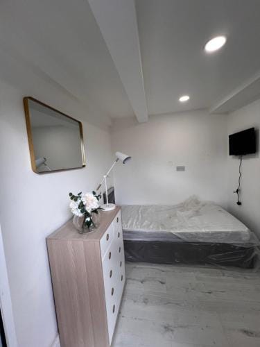 Ensuite Box Room in Corby NN17 Hotel in Corby