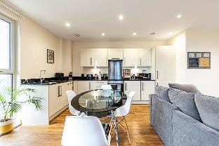 Vibrant London Canal Apartment Hotel in Wembley