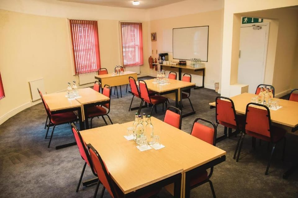 OYO The Red Lion Hotel Hotel in Luton