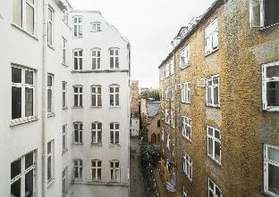 Fantastic and central 3-bedroom apartment with lake-view - 75 Hotel in Frederiksberg