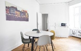 Fantastic and central 3-bedroom apartment with lake-view - 75 Hotel in Frederiksberg