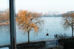 Fantastic and central 3-bedroom apartment with lake-view - 75 Hotel in Frederiksberg