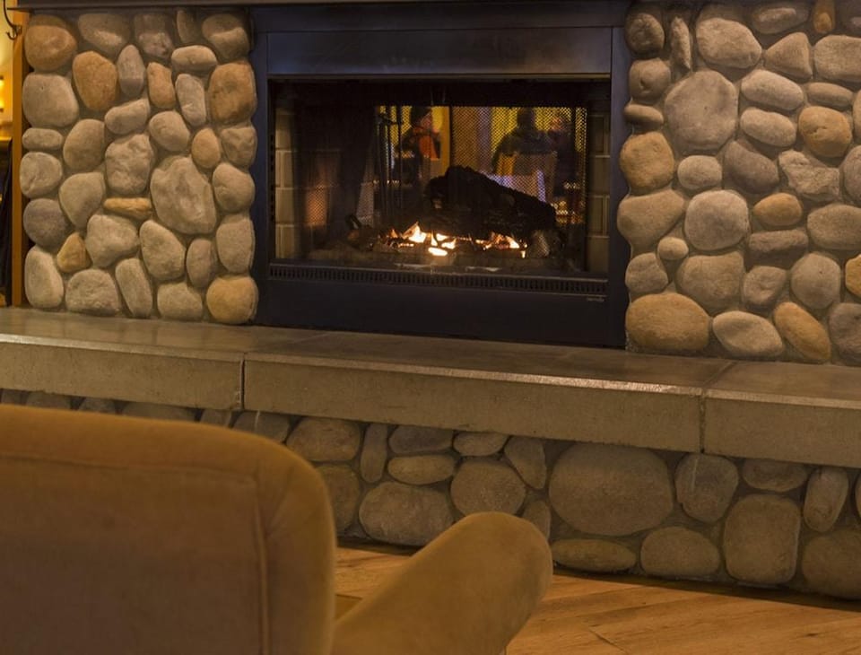 Holland America Denali Lodge Hotel in McKinley Park