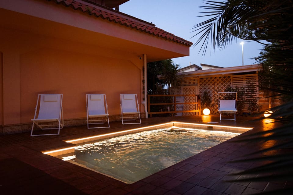 Swimming pool [outdoor]