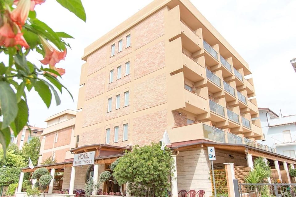 Hotel Saint Tropez Hotel in Pineto