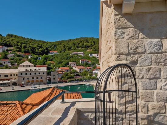 Puteus Palace Brac Hotel in Split-Dalmatia County