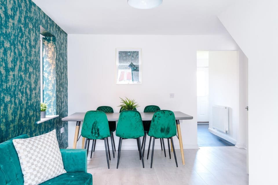 5 Bed House Manchester by MCR Dens Hotel in Manchester