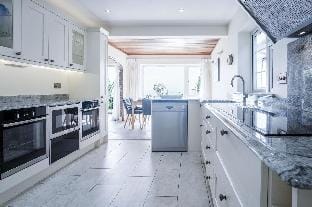 Rainbow Leap - 5 Bed Holiday Home - Saundersfoot Hotel in Saundersfoot