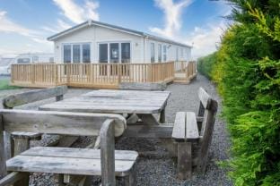 Swallow Lodge - 3 Bedroom Lodge - Wisemans Bridge Hotel in Amroth