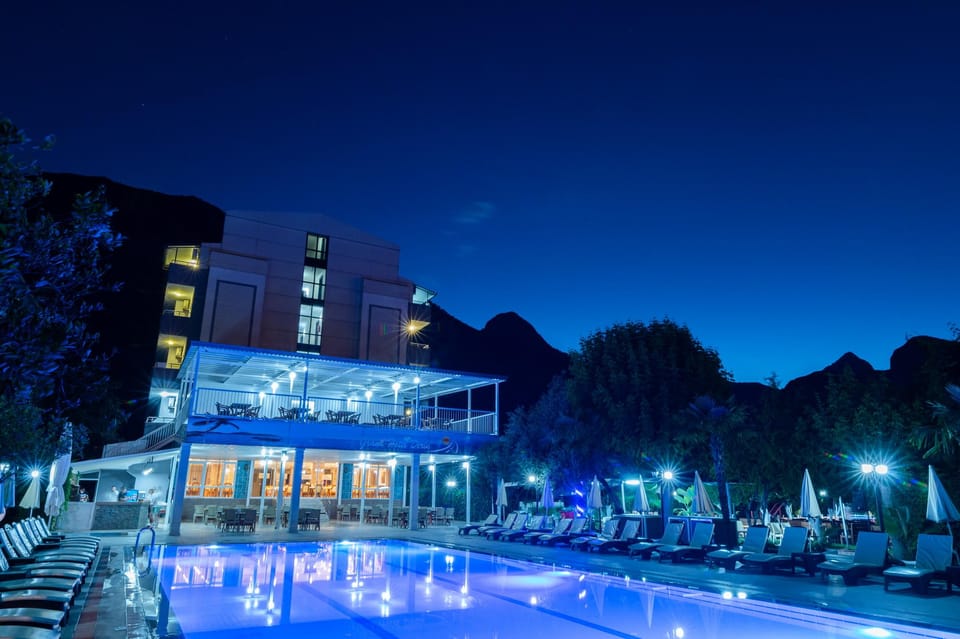 Swimming pool [outdoor]
