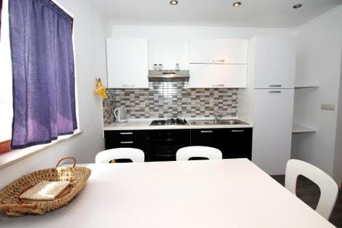 Apartments and rooms by the sea Tisno, Murter - 5106 Hotel in Tisno