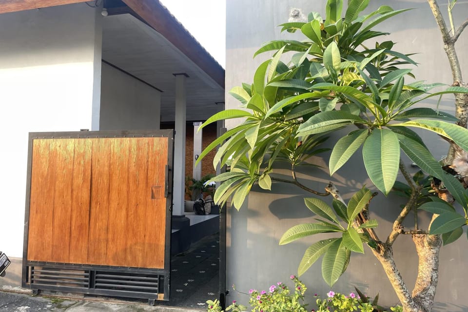 Zee House Hotel in North Kuta