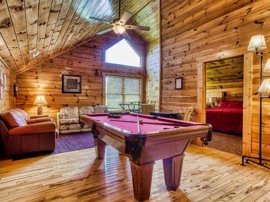 Swimming in Paradise Hotel in Sevierville