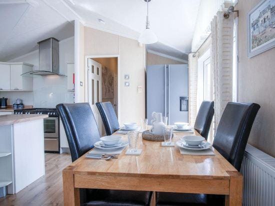 Manor 5 Lodge - 2 Bedroom Lodge - Pendine Hotel in Wales