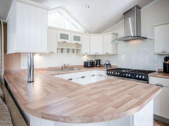 Manor 5 Lodge - 2 Bedroom Lodge - Pendine Hotel in Wales