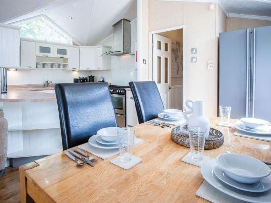 Manor 5 Lodge - 2 Bedroom Lodge - Pendine Hotel in Wales