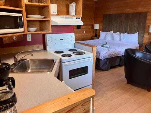 Bear Cove Cottages Hotel in Port Hardy