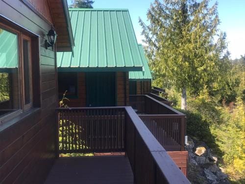 Bear Cove Cottages Hotel in Port Hardy