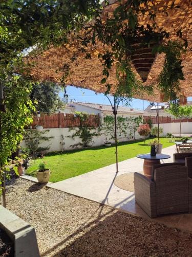Chez Brigitte Chambre d hotes avec cour privative,piscine, Hotel in Sorgues