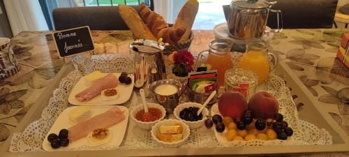 Chez Brigitte Chambre d hotes avec cour privative,piscine, Hotel in Sorgues