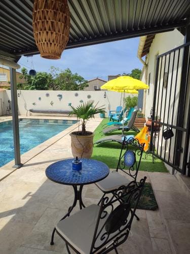 Chez Brigitte Chambre d hotes avec cour privative,piscine, Hotel in Sorgues