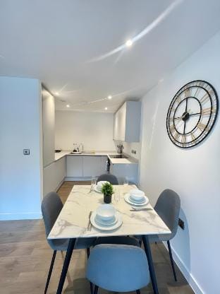 Manchester's Hidden Gem | TheWaterHouse 2Bed2Bath Hotel in Salford