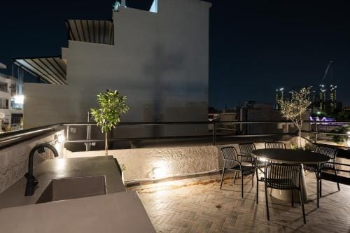 Three-Apartment Building with Rooftop access - Acropolis View Hotel in Athens