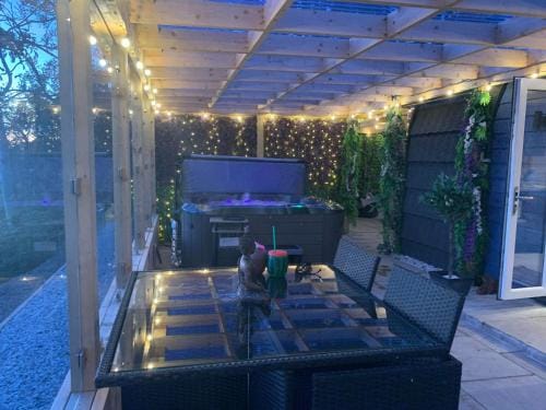 Barlosh Luxury Tpod PiperHill pool table, hot tub, 2 indoor outdoor terraces, BBQ, Firepit, lots of  Lodge in England