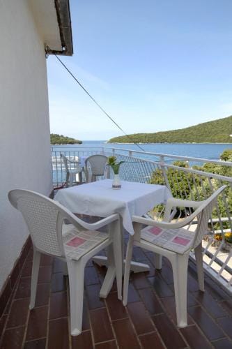Apartments and rooms by the sea Molunat, Dubrovnik - 8964 Hotel in Dubrovnik-Neretva County