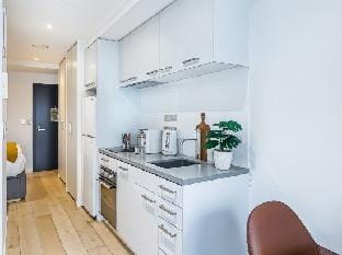 Stylish Modern Unit w Balcony and Pool Zodiak Stays Hotel in Auckland