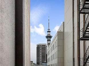 Stylish Modern Unit w Balcony and Pool Zodiak Stays Hotel in Auckland