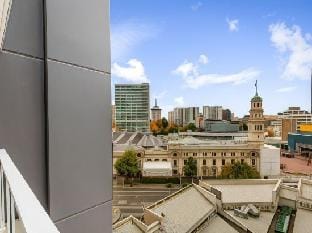 Stylish Modern Unit w Balcony and Pool Zodiak Stays Hotel in Auckland