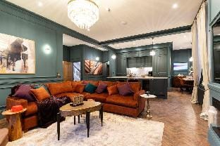 Hob Hurst - Spacious 4 Bed Apt Hot Tub & Courtyard Hotel in High Peak District