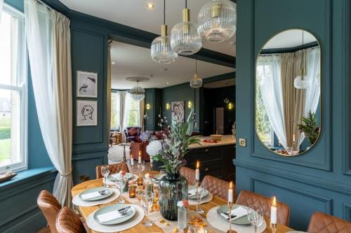 Hob Hurst - Spacious 4 Bed Apt Hot Tub & Courtyard Hotel in High Peak District