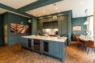 Hob Hurst - Spacious 4 Bed Apt Hot Tub & Courtyard Hotel in High Peak District