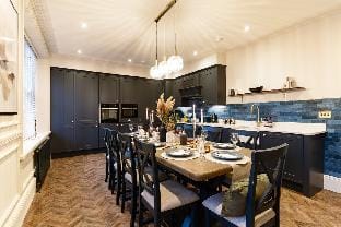 Calming Crescent - Luxury 4 Bed Apt Parking/WiFi Hotel in High Peak District