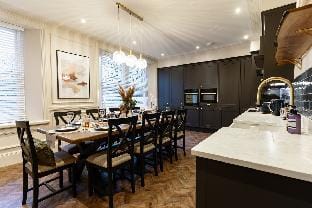 Calming Crescent - Luxury 4 Bed Apt Parking/WiFi Hotel in High Peak District