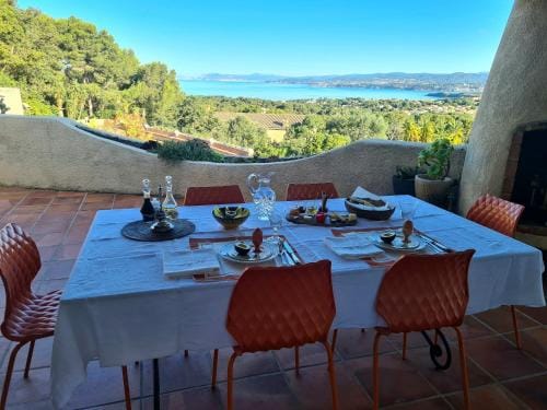 Villa M, Chambres d'Hotes, Vue mer, Sauna, Piscine a Six-Fours Hotel in Six-Fours-les-Plages