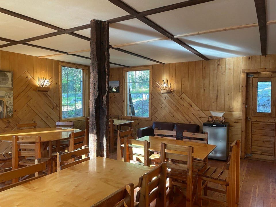 Rustic Beaverfoot Lodge Hotel in Columbia-Shuswap A