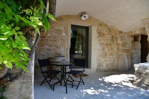 Le Mas de la Pouzolle - Chambre en cave voutee avec petit dejeuner Hotel in Provence-Alpes-Côte d'Azur