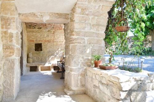 Le Mas de la Pouzolle - Chambre en cave voutee avec petit dejeuner Hotel in Provence-Alpes-Côte d'Azur
