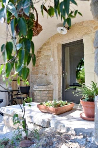 Le Mas de la Pouzolle - Chambre en cave voutee avec petit dejeuner Hotel in Provence-Alpes-Côte d'Azur