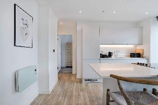 Alabaster Suite by CasaCity Hotel in Salford