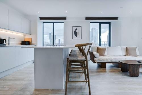 Alabaster Suite by CasaCity Hotel in Salford
