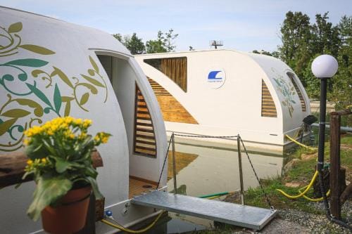 Floating Dream Hotel in Piedmont