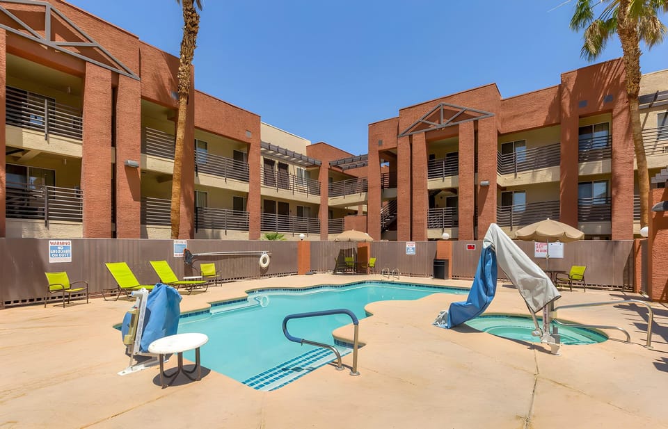 Emerald Suites Valley View Hotel in Paradise
