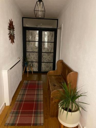 Number 78 Guest house M56 junction 12 located 5 minutes drive from Frodsham Continental breakfast In Hotel in Wales